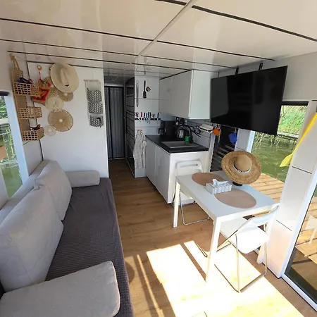 Botel Houseboat Bella *