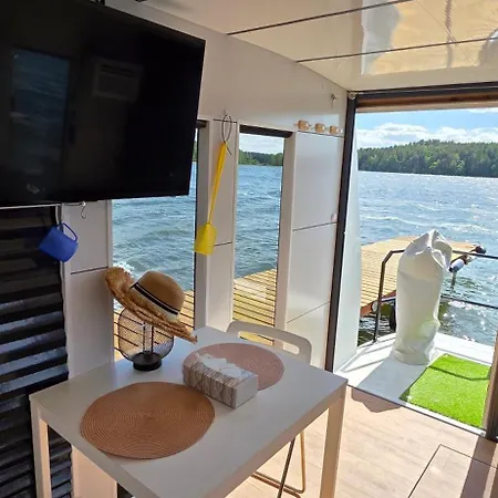 Botel Houseboat Bella
