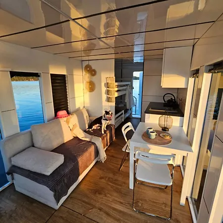 Houseboat Bella Botel