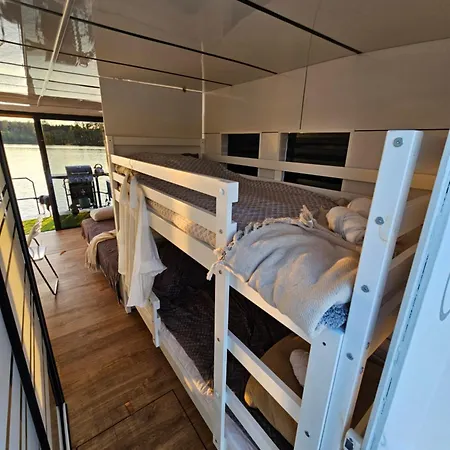 Botel Houseboat Bella *